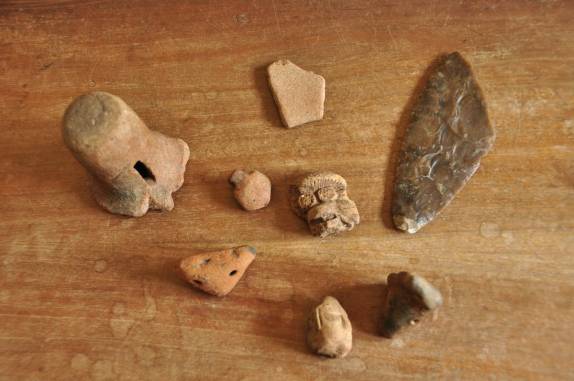 Pequenos artefatos encontrados em Lubantun, ruínas mayas no sul de Belize